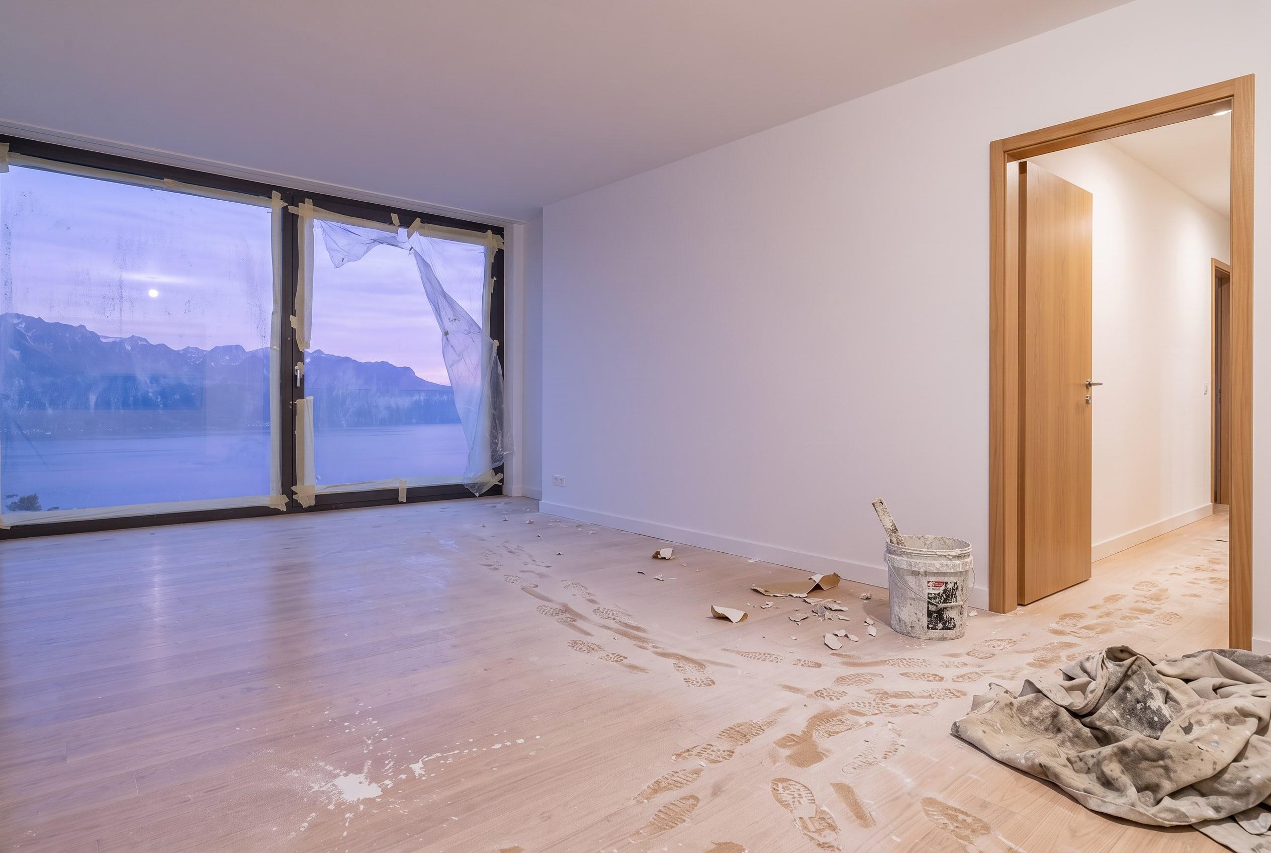 Le même appartement après travaux, avant le nettoyage : poussière de plâtre et bâches