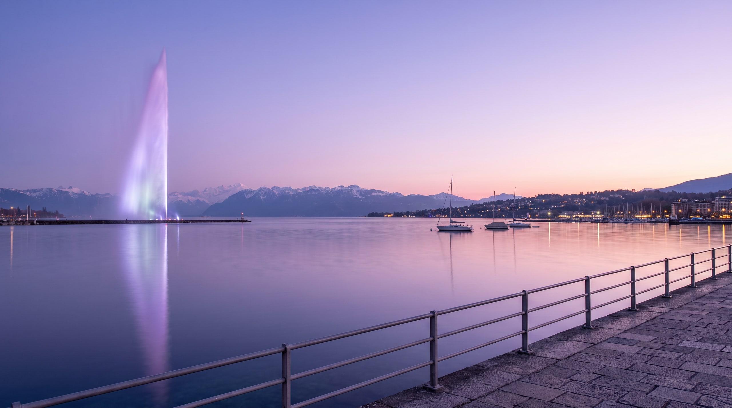Le lac Léman et le Jet d'eau au crépuscule violet depuis la promenade
